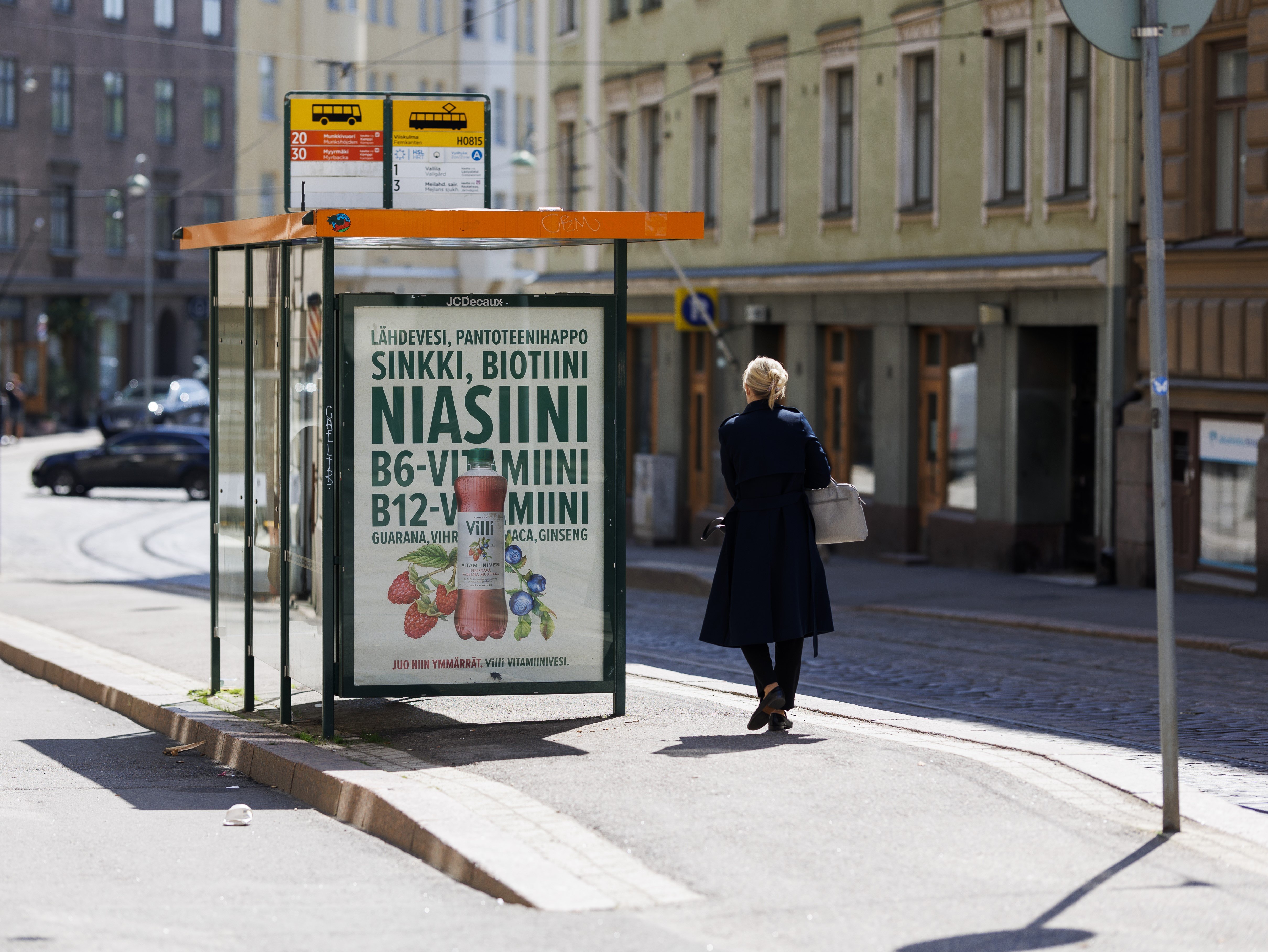 Shopper julistepinta R-kioskin läheisyydessä ratikkapysäkillä.