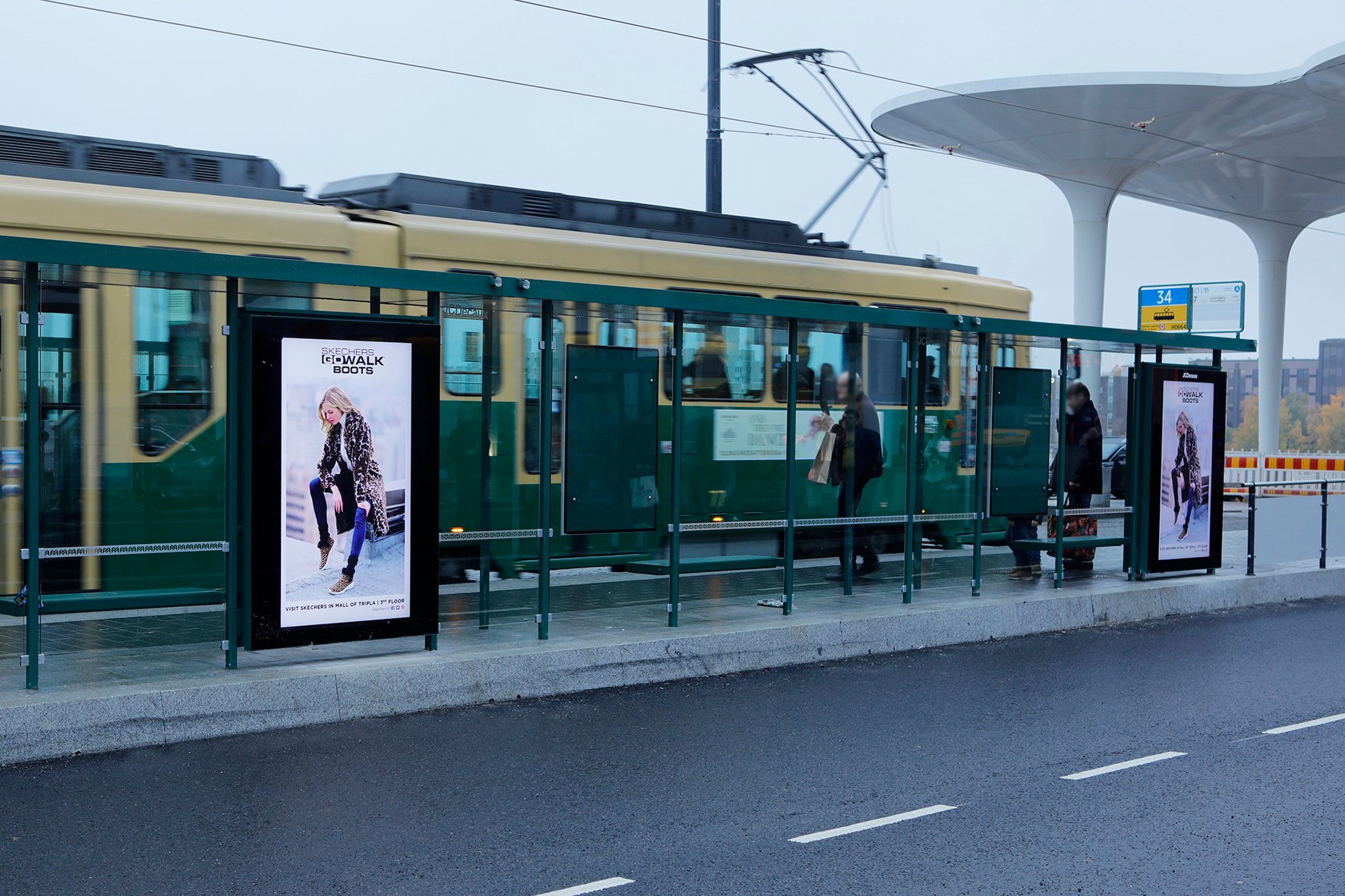 Digitaalinen mainospinta Helsingin kauppakeskus Triplan ratikkapysäkillä.