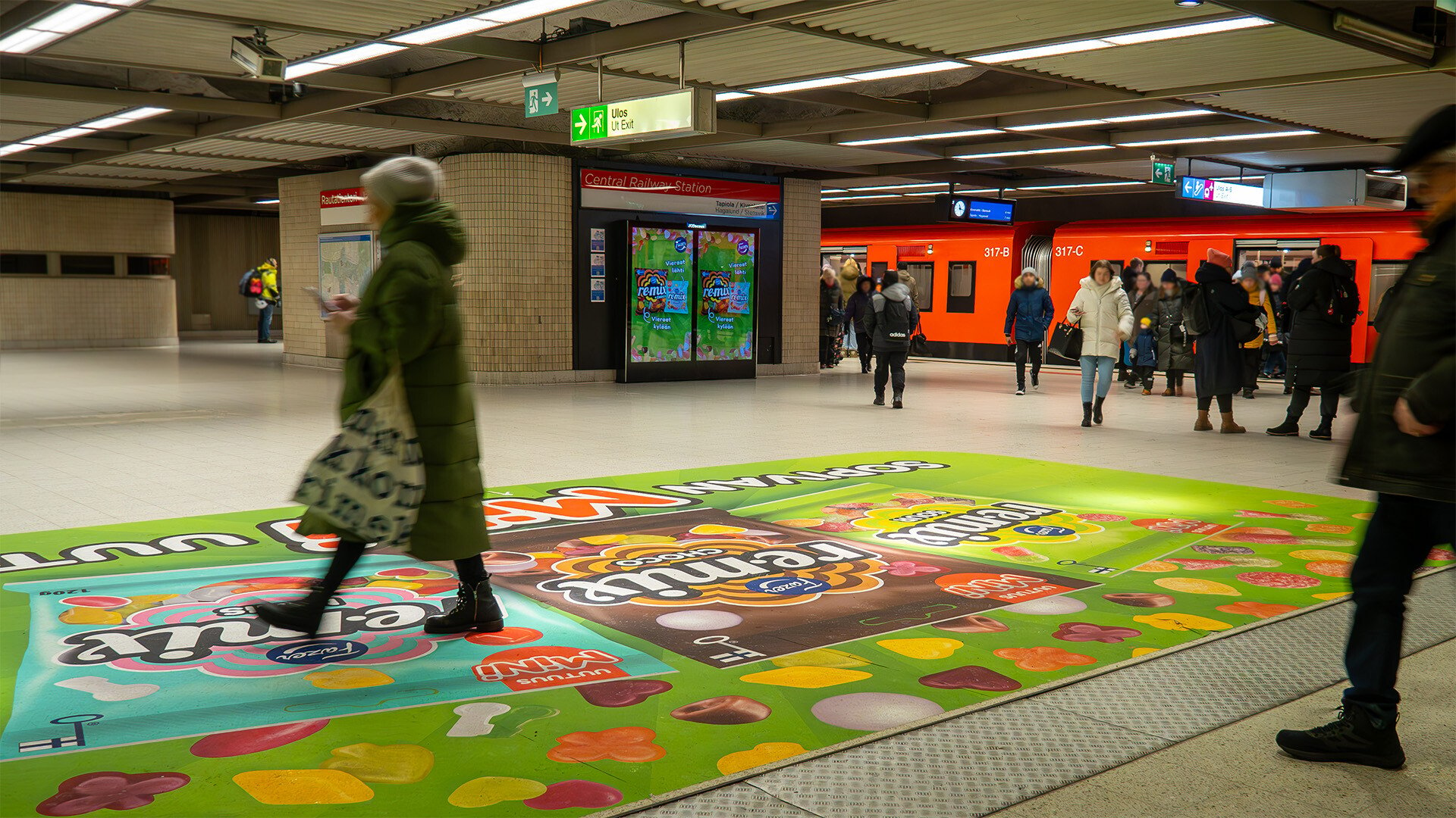 Fazerin lattiateippaus Helsingin Rautatientorin metrolaiturilla.