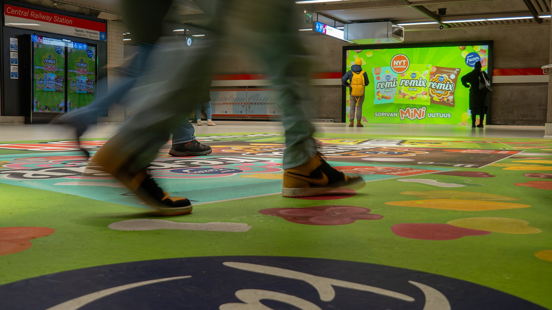 Fazerin lattiateippaus Helsingin Rautatientorin metrolaiturilla.