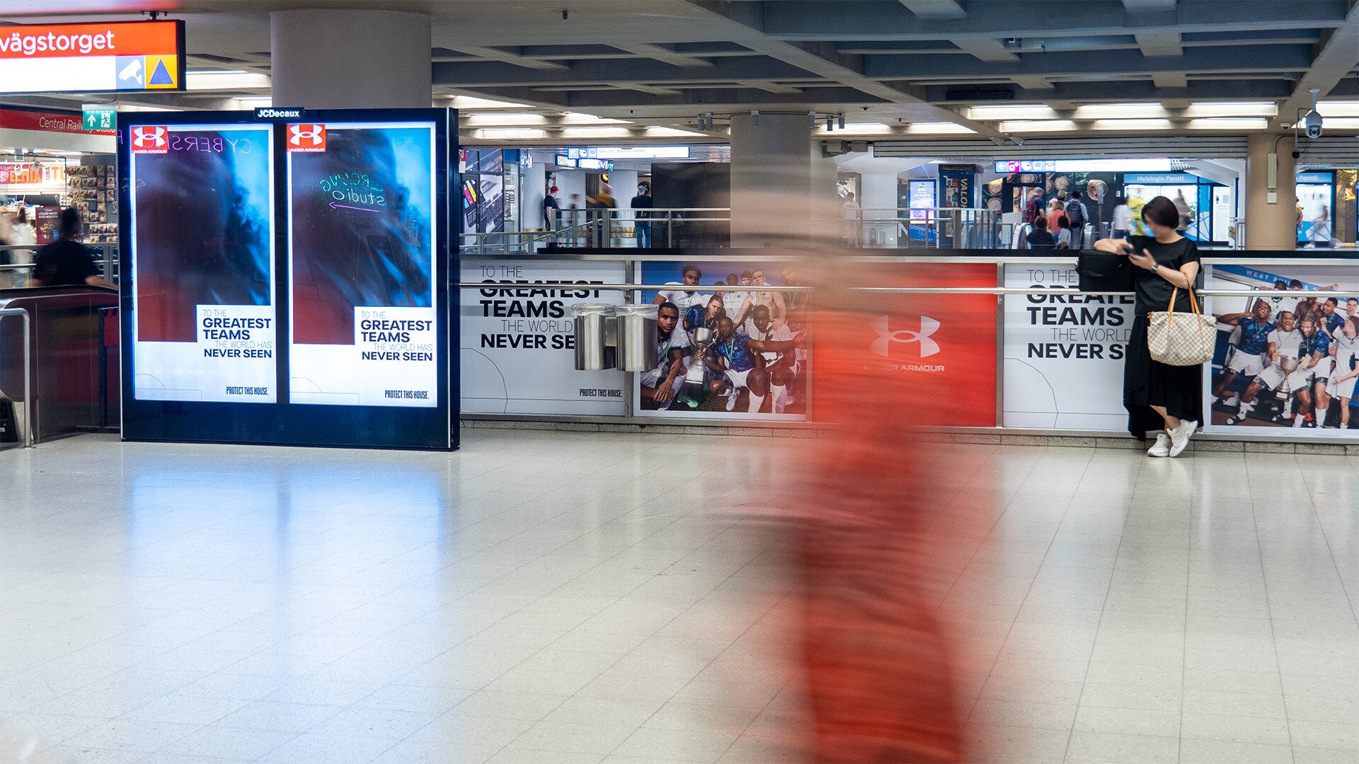 Under amour kaideteippaus Helsingin Rautatientorin asematunnelissa.