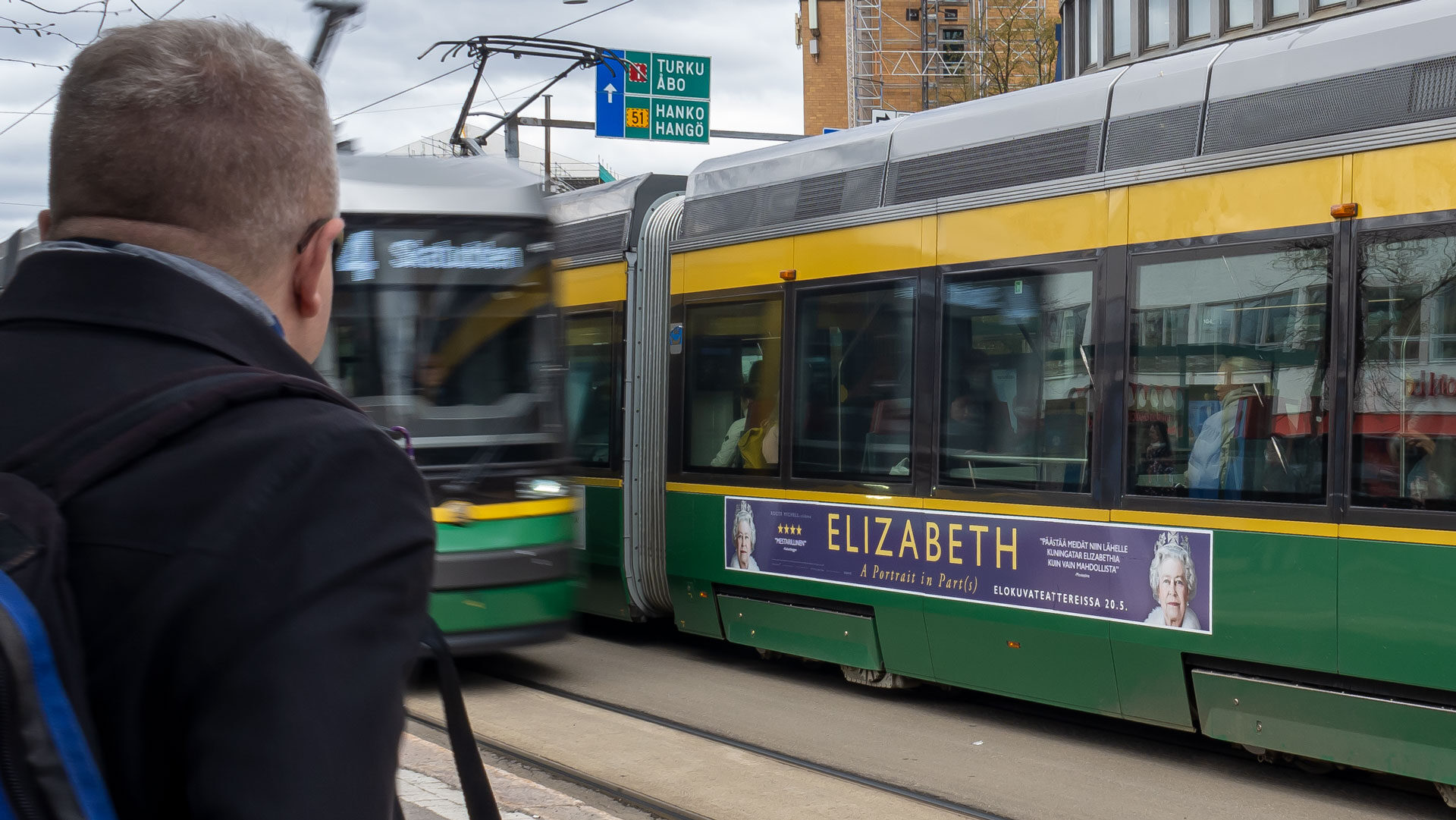 Elokuvaa mainostetaan ratikan ulkosivuissa.